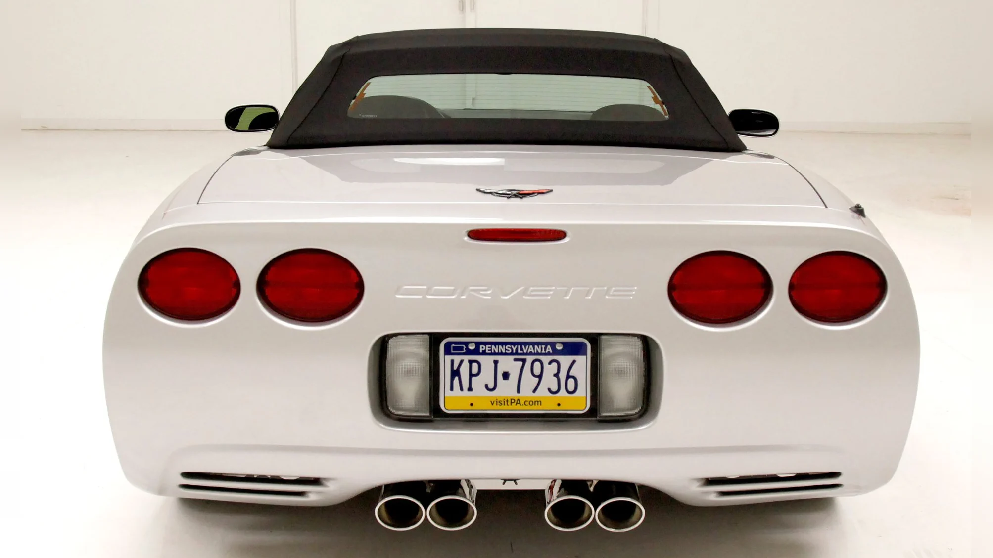 Corvette Generations/C5/C5 2004 White Rear.webp